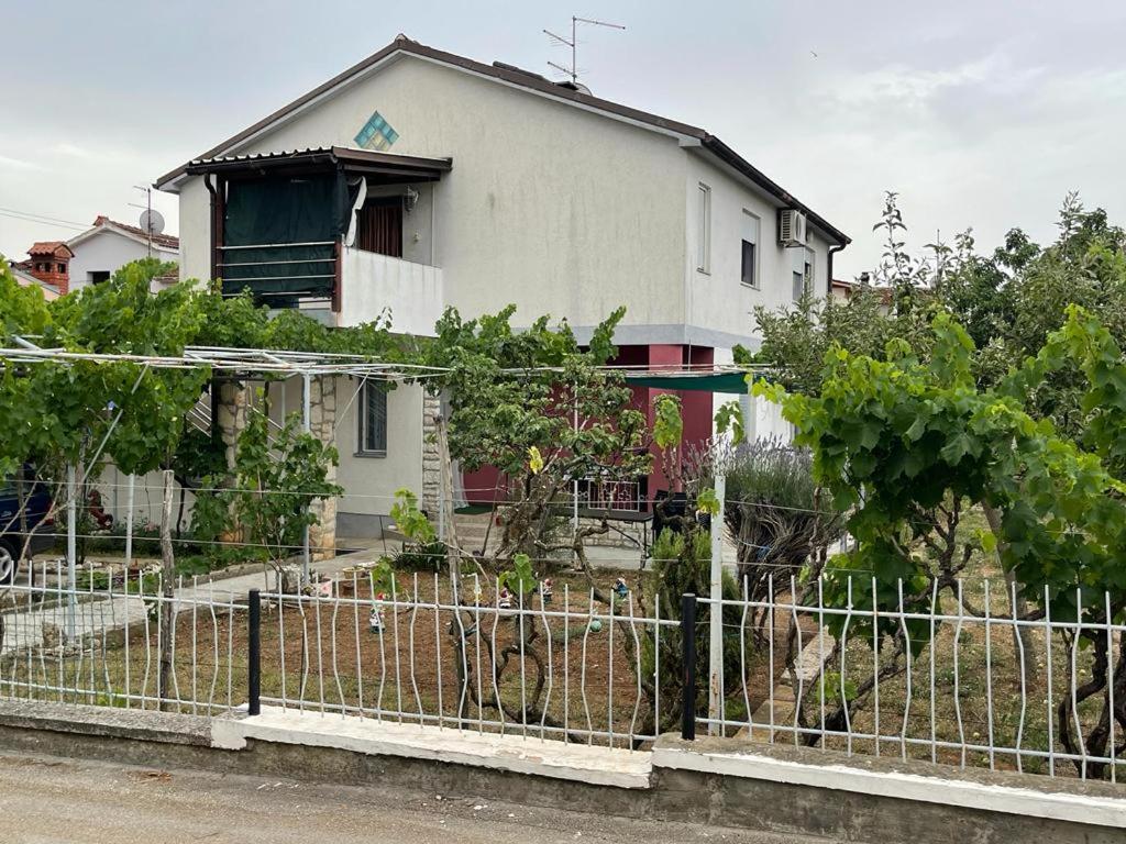 Apartman Pcelica Apartman Póla Kültér fotó